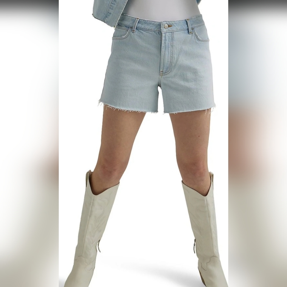 NWT - Wrangler High Rise Frayed Hem Vintage 4" Jean Short - Size 14/32